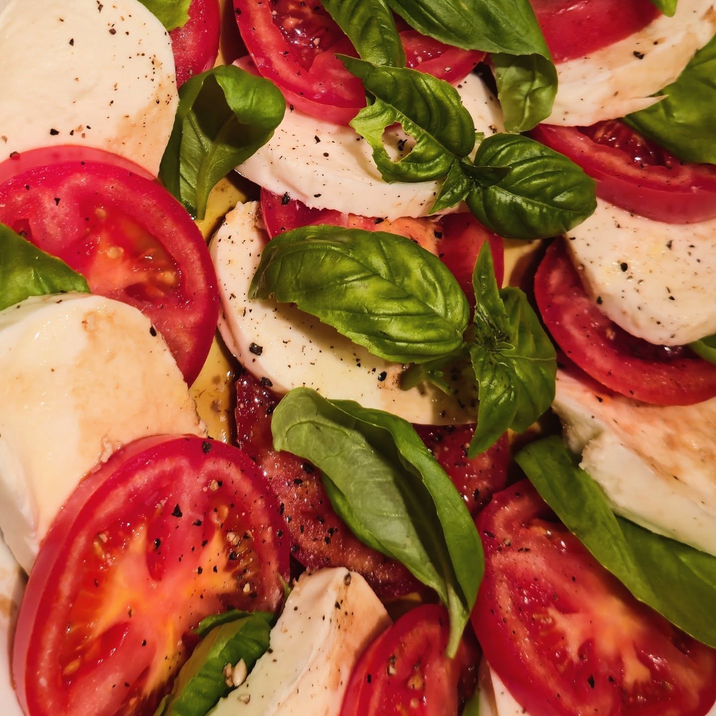 When summer tomatoes from your neighbor's garden are left at your doorstep, it is time for a classic #capresesalad with some fresh #sweetbasil from the garden, some good #balsamicvinegar, salt, paper, olive oil. Summer does not get any better than this!!!

#citygarden #backyardgarden #localfood #seasonalfood #basil #balsamic #extravirginoliveoil #personalchef #madefromscratch #howeasyisthat #timetoeatbetter #savornaturalfresh #modernmediterranean #eatyourveggies #summersalad #vegetarian #freshmozzarella